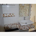 Πάγκος επενδυμένος με ψηφίδα και ράφια